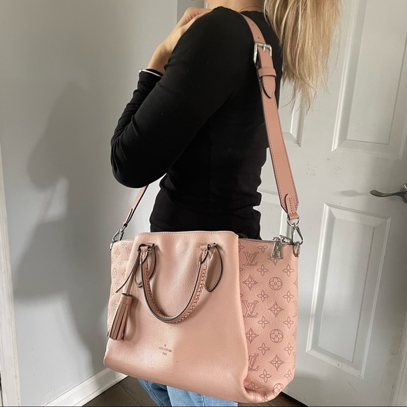 ❌SOLD❌ 2018 Louis Vuitton Mahina Haumea Leather Bag - Picture 2 of 15